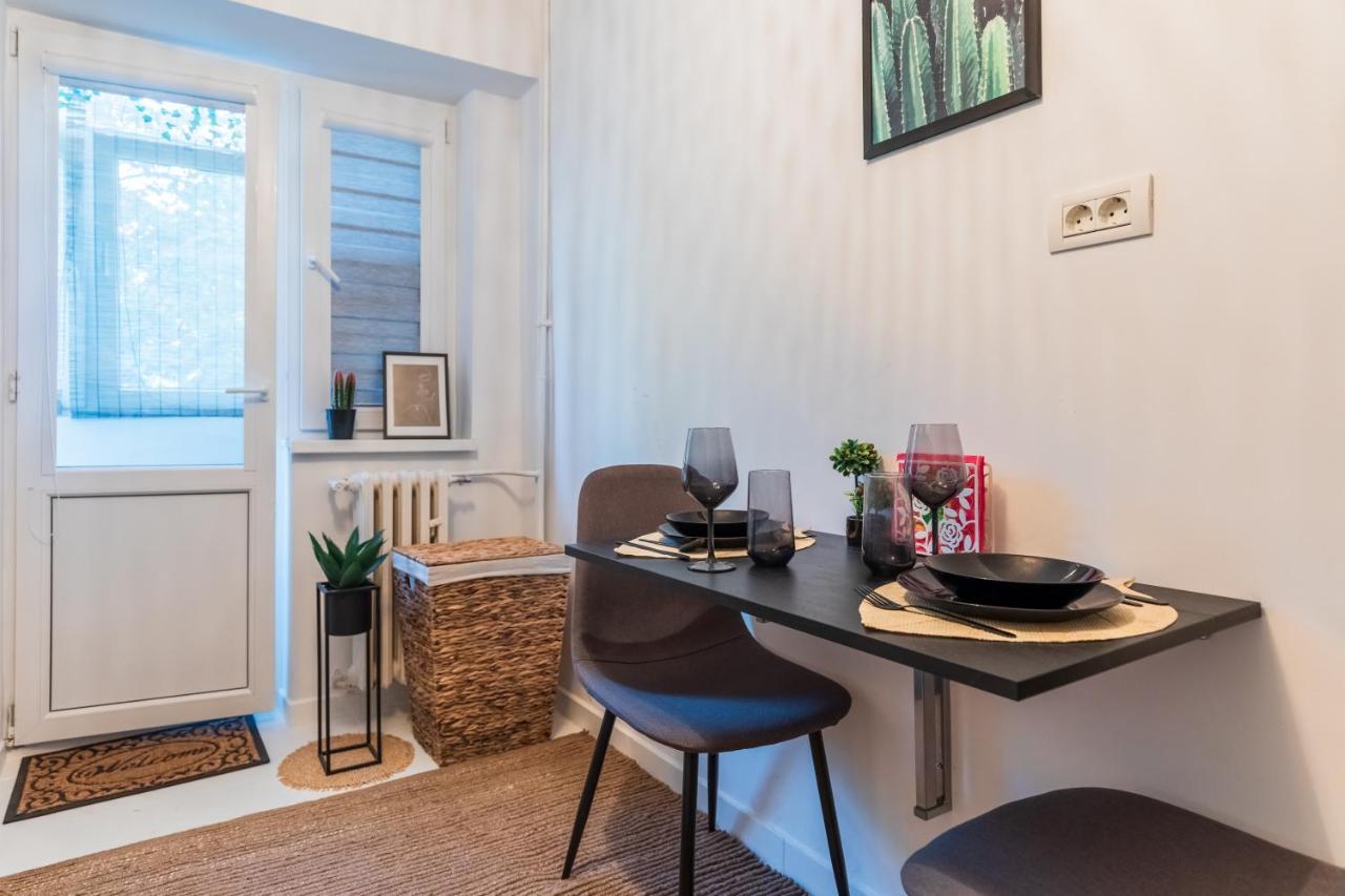 Jungle Apartment 15 Min Walk To Beach & Downtown Констанца Экстерьер фото